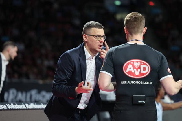 Lazar Spasic (EWE Baskets Oldenburg, Chef-Trainer) beschwert sich beim Schiedsrichter, GER, FC Bayern Basketball vs. EWE Baskets Oldenburg, Basketball, easycredit Basketball Bundesliga, 34. Spieltag, Saison 2025 2026, 10.05.2026, GER, FC Bayern Basketball vs. EWE Baskets Oldenburg, Basketball, easycredit Basketball Bundesliga, 34. Spieltag, Saison 2025 2026, 10.05.2026 Muenchen Copyright: xEibner-Pressefoto JennixMaulx EP_JML