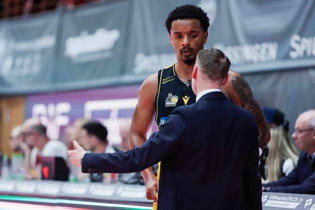 Im Bild: v.li. Elijah Hughes (MHP RIESEN Ludwigsburg, 7) und Head-Coach Mikko Riipinen (MHP RIESEN Ludwigsburg) besprechen sich. 10.05.2026, Basketball, Fitness First Wuerzburg Baskets vs. MHP Riesen Ludwigsburg, easyCredit BBL, 34. Spieltag, Deutschland, 97072, tectake-Arena Wuerzburg, Copyright: HMBxMedia xJulienxBecker