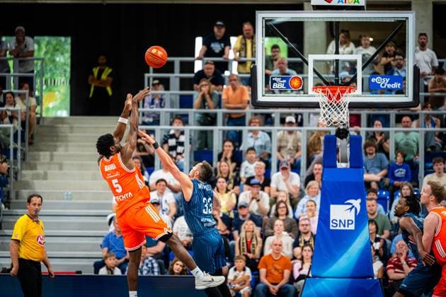 TJ Bamba (5; Rasta Vechta) versucht einen Wurf gegen Ryan Mikesell (33; MLP Academics Heidelberg) und Osun Osunniyi (12; MLP Academics Heidelberg) in der Verteidigung Wurfversuch von TJ Bamba (5; Rasta Vechta) gegen Osun Osunniyi (12; MLP Academics Heidelberg) Copyright: xMichaelxGelhardtx