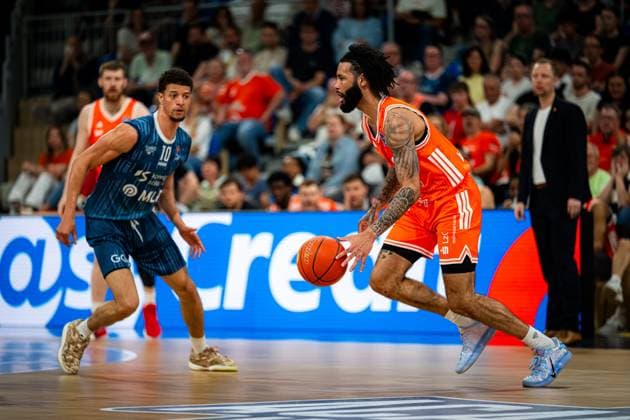 Christian Held (999; Rasta Vechta) beobachtet konzentriert, während Samuell Williamson (10; MLP Academics Heidelberg) mit Ball in Aktion ist Saisonfinale BBL: Christian Held (999; Rasta Vechta) und Samuell Williamson (10; MLP Academics Heidelberg) in Aktion Copyright: xMichaelxGelhardtx