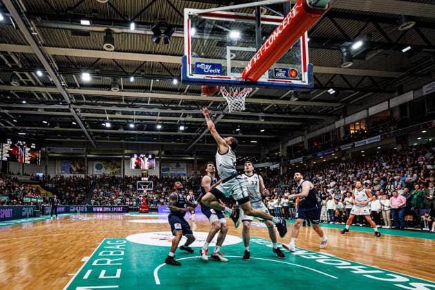Jordan Roland (Gladiators Trier) im Zweikampf mit Jure Planinic (MBC Syntainics), Vet Concept Gladiators Trier vs MBC Syntainics, Basketball, easyCredit BBL, 34. Spieltag, Saison 2025 2026, 10.05.2026 Vet Concept Gladiators Trier vs MBC Syntainics, Basketball, easyCredit BBL, 34. Spieltag, Saison 2025 2026, 10.05.2026 Copyright: xEibner-Pressefoto AlexanderxNeisx EP_ANS