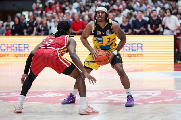 Im Bild: v.li. Marcus Carr(Wuerzburg Baskets, 5) gegen Stefan Smith (MHP RIESEN Ludwigsburg, 3) am Ball 10.05.2026, Basketball, Fitness First Wuerzburg Baskets vs. MHP Riesen Ludwigsburg, easyCredit BBL, 34. Spieltag, Deutschland, 97072, tectake-Arena Wuerzburg, Copyright: HMBxMedia xJulienxBecker