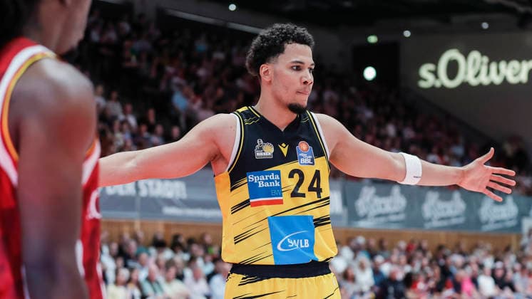 Im Bild: Brandon Tischler (MHP RIESEN Ludwigsburg, 24) macht sich fuer die Defensive bereit 10.05.2026, Basketball, Fitness First Wuerzburg Baskets vs. MHP Riesen Ludwigsburg, easyCredit BBL, 34. Spieltag, Deutschland, 97072, tectake-Arena Wuerzburg, Copyright: HMBxMedia xJulienxBecker