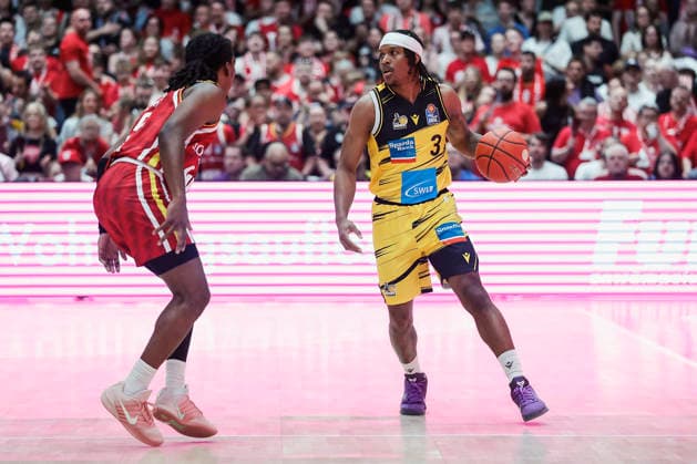 Im Bild: v.li. Marcus Carr(Wuerzburg Baskets, 5) gegen Stefan Smith (MHP RIESEN Ludwigsburg, 3) am Ball 10.05.2026, Basketball, Fitness First Wuerzburg Baskets vs. MHP Riesen Ludwigsburg, easyCredit BBL, 34. Spieltag, Deutschland, 97072, tectake-Arena Wuerzburg, Copyright: HMBxMedia xJulienxBecker