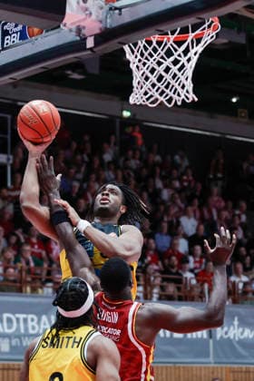 Im Bild: v.li. Stefan Smith (MHP RIESEN Ludwigsburg, 3), Keeshawn Kellman (MHP RIESEN Ludwigsburg, 32) mit dem Korbleger und Eddy Edigin (Wuerzburg Baskets, 27) 10.05.2026, Basketball, Fitness First Wuerzburg Baskets vs. MHP Riesen Ludwigsburg, easyCredit BBL, 34. Spieltag, Deutschland, 97072, tectake-Arena Wuerzburg, Copyright: HMBxMedia xJulienxBecker