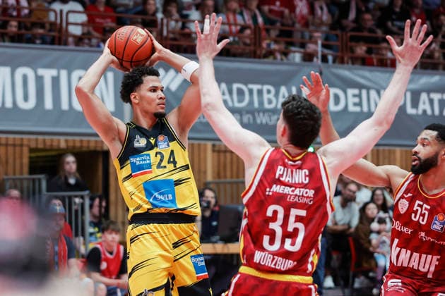 Im Bild: v.li. Brandon Tischler (MHP RIESEN Ludwigsburg, 24) gegen Alen Pjanic (Wuerzburg Baskets, 35) und David Muenkat (Wuerzburg Baskets, 55) 10.05.2026, Basketball, Fitness First Wuerzburg Baskets vs. MHP Riesen Ludwigsburg, easyCredit BBL, 34. Spieltag, Deutschland, 97072, tectake-Arena Wuerzburg, Copyright: HMBxMedia xJulienxBecker