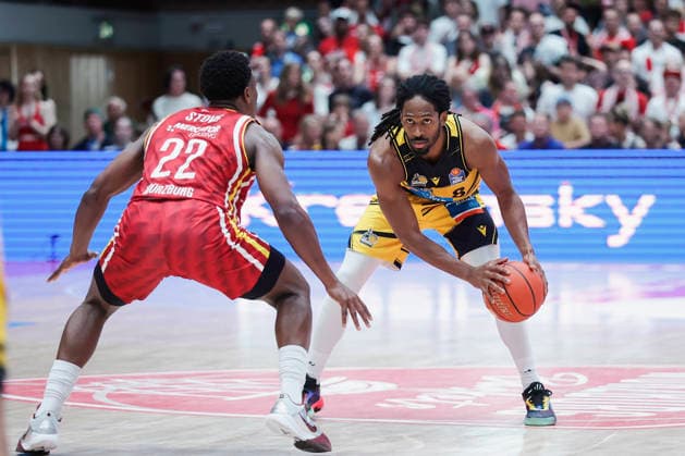 Im Bild: v.li. Johnathan Stove (Wuerzburg Baskets, 22) gegen Terrell Harris (MHP RIESEN Ludwigsburg, 8) am Ball 10.05.2026, Basketball, Fitness First Wuerzburg Baskets vs. MHP Riesen Ludwigsburg, easyCredit BBL, 34. Spieltag, Deutschland, 97072, tectake-Arena Wuerzburg, Copyright: HMBxMedia xJulienxBecker
