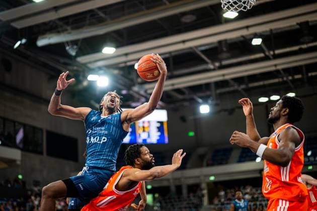 Osun Osunniyi (12; MLP Academics Heidelberg) mit Korbleger gegen TJ Bamba (5; Rasta Vechta) in Aktion beim Saisonfinale in Heidelberg Saisonfinale BBL: Osun Osunniyi (12; MLP Academics Heidelberg) gegen TJ Bamba (5; Rasta Vechta) Copyright: xMichaelxGelhardtx