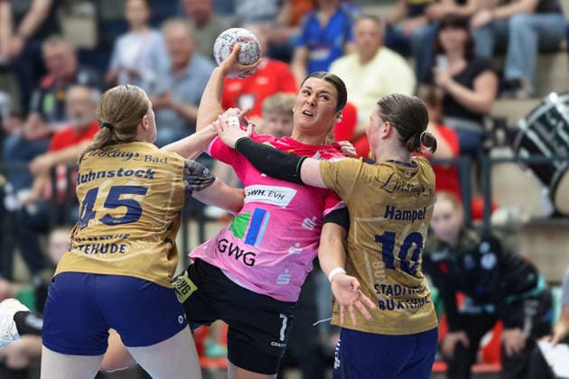Jolina Huhnstock (BSV, 45), Engelina Alida Corona Molenaar (Halle, 7), Anika Hampel (BSV, 10), SV Union Halle-Neustadt vs. Buxtehuder SV, Handball Bundesliga Frauen, Play-Offs 5-11 Spieltag 4, Saison 2025 26, 10.05.2026 Halle SWH Arena Sachsen-Anhalt Deutschland