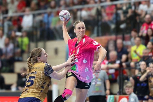 Jolina Huhnstock (BSV, 45), Lea Gruber (Halle, 19), SV Union Halle-Neustadt vs. Buxtehuder SV, Handball Bundesliga Frauen, Play-Offs 5-11 Spieltag 4, Saison 2025 26, 10.05.2026 Halle SWH Arena Sachsen-Anhalt Deutschland