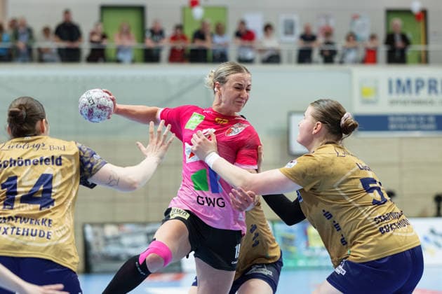 Maja Schönefeld (BSV, 14), Lea Gruber (Halle, 19), Lin Elisabeth Lück (BSV, 51), SV Union Halle-Neustadt vs. Buxtehuder SV, Handball Bundesliga Frauen, Play-Offs 5-11 Spieltag 4, Saison 2025 26, 10.05.2026 Halle SWH Arena Sachsen-Anhalt Deutschland
