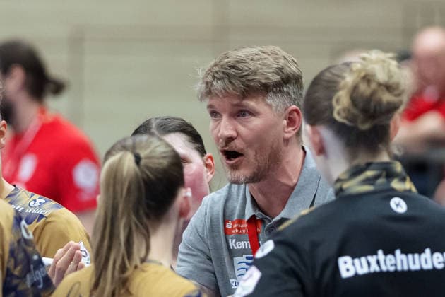 Nicolaj Andersson (BSV, Trainer), Auszeit, SV Union Halle-Neustadt vs. Buxtehuder SV, Handball Bundesliga Frauen, Play-Offs 5-11 Spieltag 4, Saison 2025 26, 10.05.2026 Halle SWH Arena Sachsen-Anhalt Deutschland