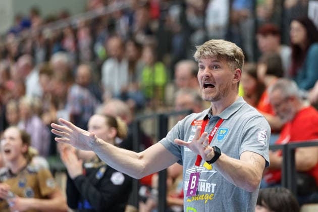Nicolaj Andersson (BSV, Trainer), SV Union Halle-Neustadt vs. Buxtehuder SV, Handball Bundesliga Frauen, Play-Offs 5-11 Spieltag 4, Saison 2025 26, 10.05.2026 Halle SWH Arena Sachsen-Anhalt Deutschland