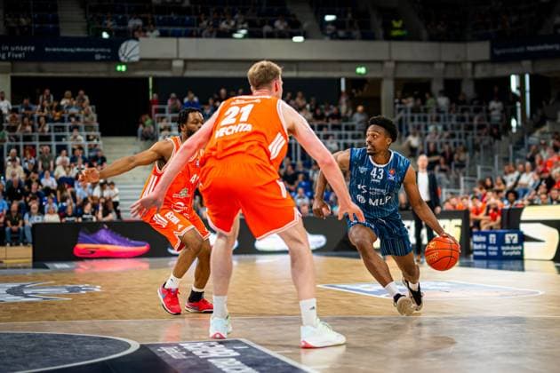 Eric Reed Jr. (43; MLP Academics Heidelberg) dribbelt energisch, während Lars Thiemann (21; Rasta Vechta) und Lloyd Pandi (41; Rasta Vechta) verteidigen Dribbling und Verteidigung in Heidelberg Copyright: xMichaelxGelhardtx