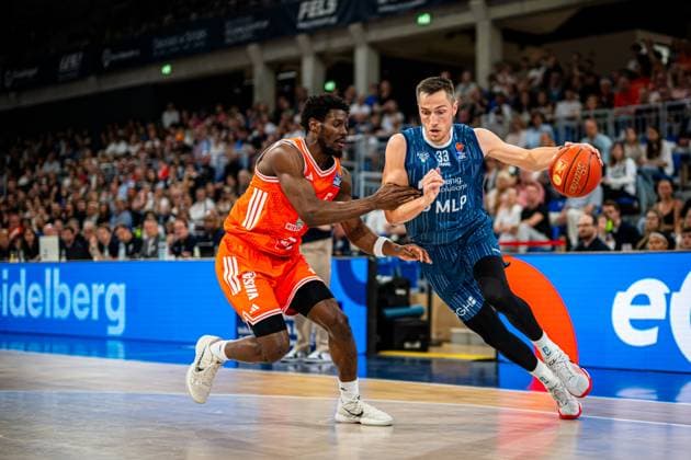 Ryan Mikesell (33; MLP Academics Heidelberg) mit Ball gegen TJ Bamba (5; Rasta Vechta) in der Verteidigung beim Saisonfinale im SNP dome in Heidelberg Saisonfinale BBL: Ryan Mikesell (33; MLP Academics Heidelberg) gegen TJ Bamba (5; Rasta Vechta) Copyright: xMichaelxGelhardtx