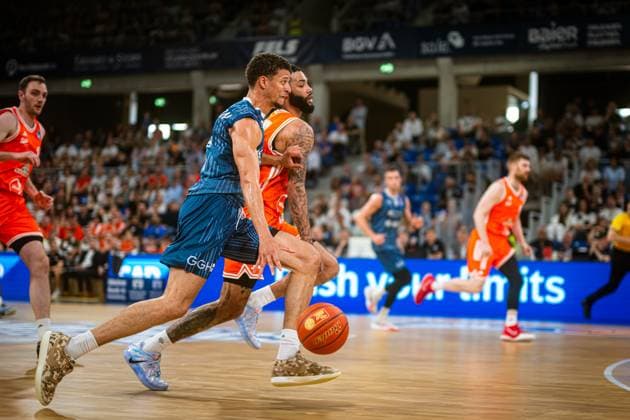 Samuell Williamson (Samuell Williamson (10; MLP Academics Heidelberg)) setzt sich im Duell gegen Philipp Herkenhoff (Philipp Herkenhoff (14; Rasta Vechta)) und Tevin Brown (Tevin Brown (10; Rasta Vechta)) durch beim Saisonfinale der BBL in Heidelberg. Saisonfinale BBL: Samuell Williamson (10; MLP Academics Heidelberg) gegen Philipp Herkenhoff (14; Rasta Vechta) und Tevin Brown (10; Rasta Vechta) Copyright: xMichaelxGelhardtx