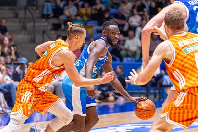 easyCredit Basketball Bundesliga BBL, Frankfurt am Main, Frankfurt Skyliners vs. Ratiopharm Ulm, Süwag Energie Arena Frankfurt am Main; 10.05.2026 easyCredit Basketball Bundesliga BBL, Frankfurt am Main, Germany - 10.05.2026: Alvin Oniya (Frankfurt Skyliners, 2) am Ball, Basketball Bundesliga, Spiel der Frankfurt Skyliners vs. Ratiopharm Ulm Süwag Energie Arena Frankfurt am Main Copyright: xBEAUTIFULxSPORTS Freudensteinx