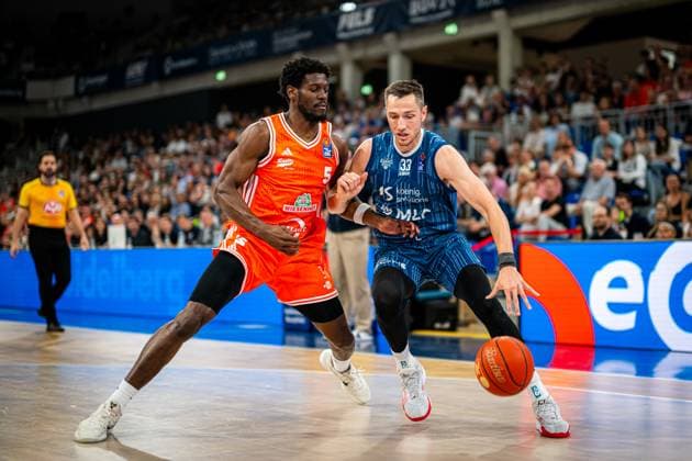 TJ Bamba (5; Rasta Vechta) verteidigt energisch gegen Ryan Mikesell (33; MLP Academics Heidelberg) mit Ball in der Hand Verteidigungsszene in Heidelberg Copyright: xMichaelxGelhardtx