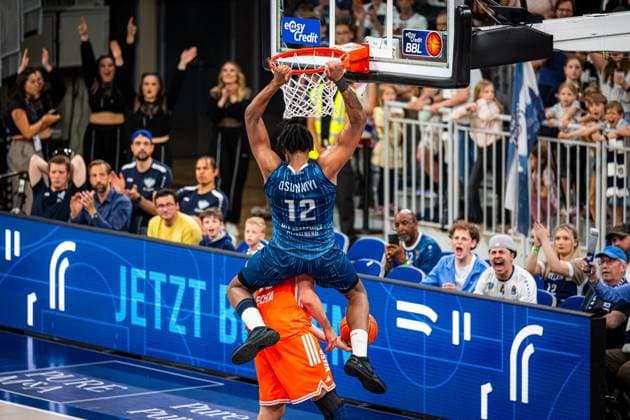 Osun Osunniyi (12; MLP Academics Heidelberg) erzielt einen spektakulären Dunk gegen Alonzo Verge Jr. (11; Rasta Vechta) vor begeistertem Publikum im SNP dome in Heidelberg Dunk von Osun Osunniyi (12; MLP Academics Heidelberg) im Saisonfinale Copyright: xMichaelxGelhardtx