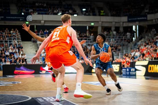 Eric Reed Jr. (43; MLP Academics Heidelberg) mit Ball in Aktion, während Lars Thiemann (21; Rasta Vechta) verteidigt Dribbling von Eric Reed Jr. (43; MLP Academics Heidelberg) gegen Lars Thiemann (21; Rasta Vechta) Copyright: xMichaelxGelhardtx