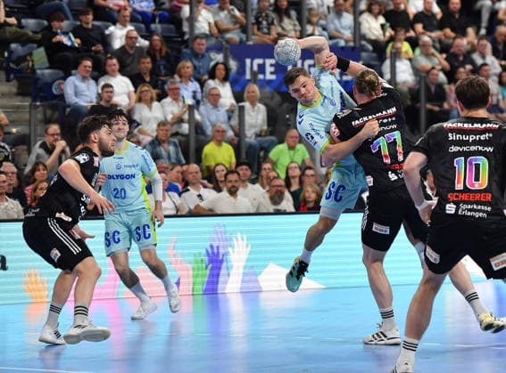10.05.2026 - Handball - 1. Bundesliga DAIKIN HBL - Saison 2025 2026 - 31. Spieltag: HC Erlangen Metropolregion Nürnberg HCE - VfL Gummersbach - OGo - xogox - Kay Smits (31, VfL Gummersbach ) Maciej Gebala (77, HC Erlangen HCE )