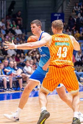 easyCredit Basketball Bundesliga BBL, Frankfurt am Main, Frankfurt Skyliners vs. Ratiopharm Ulm, Süwag Energie Arena Frankfurt am Main; 10.05.2026 easyCredit Basketball Bundesliga BBL, Frankfurt am Main, Germany - 10.05.2026: Jacob Knauf (Frankfurt Skyliners, 25) am Ball gegen Christian Sengfelder (Ratiopharm Ulm, 43), Basketball Bundesliga, Spiel der Frankfurt Skyliners vs. Ratiopharm Ulm Süwag Energie Arena Frankfurt am Main Copyright: xBEAUTIFULxSPORTS Freudensteinx