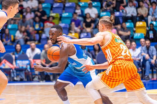 easyCredit Basketball Bundesliga BBL, Frankfurt am Main, Frankfurt Skyliners vs. Ratiopharm Ulm, Süwag Energie Arena Frankfurt am Main; 10.05.2026 easyCredit Basketball Bundesliga BBL, Frankfurt am Main, Germany - 10.05.2026: Alvin Oniya (Frankfurt Skyliners, 2) am Ball gegen Thomas Klepeisz (Ratiopharm Ulm, 22), Basketball Bundesliga, Spiel der Frankfurt Skyliners vs. Ratiopharm Ulm Süwag Energie Arena Frankfurt am Main Copyright: xBEAUTIFULxSPORTS Freudensteinx