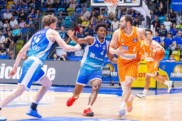 easyCredit Basketball Bundesliga BBL, Frankfurt am Main, Frankfurt Skyliners vs. Ratiopharm Ulm, Süwag Energie Arena Frankfurt am Main; 10.05.2026 easyCredit Basketball Bundesliga BBL, Frankfurt am Main, Germany - 10.05.2026: Christopher Ledlum (Ratiopharm Ulm, 4) am Ball gegen Nahiem Alleyne (Frankfurt Skyliners, 4) und Ivan Crnjac (Frankfurt Skyliners, 14), Basketball Bundesliga, Spiel der Frankfurt Skyliners vs. Ratiopharm Ulm Süwag Energie Arena Frankfurt am Main Copyright: xBEAUTIFULxSPORTS Freudensteinx