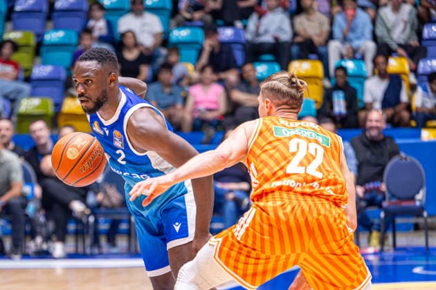 easyCredit Basketball Bundesliga BBL, Frankfurt am Main, Frankfurt Skyliners vs. Ratiopharm Ulm, Süwag Energie Arena Frankfurt am Main; 10.05.2026 easyCredit Basketball Bundesliga BBL, Frankfurt am Main, Germany - 10.05.2026: Alvin Oniya (Frankfurt Skyliners, 2) am Ball gegen Thomas Klepeisz (Ratiopharm Ulm, 22), Basketball Bundesliga, Spiel der Frankfurt Skyliners vs. Ratiopharm Ulm Süwag Energie Arena Frankfurt am Main Copyright: xBEAUTIFULxSPORTS Freudensteinx
