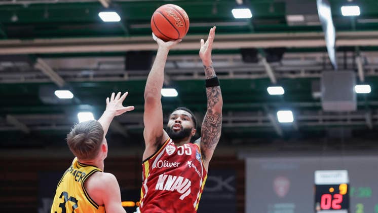 Im Bild: v.li. Julis Baumer (MHP RIESEN Ludwigsburg, 37) gegen David Muenkat (Wuerzburg Baskets, 55) am Ball 10.05.2026, Basketball, Fitness First Wuerzburg Baskets vs. MHP Riesen Ludwigsburg, easyCredit BBL, 34. Spieltag, Deutschland, 97072, tectake-Arena Wuerzburg, Copyright: HMBxMedia xJulienxBecker