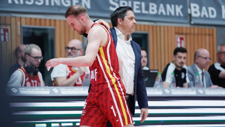 Im Bild: v.li. Lukas Herzog (Wuerzburg Baskets, 1) wird bei seiner Auswechslung von Head-Coach Sasa Filipovski (Wuerzburg Baskets) gelobt 10.05.2026, Basketball, Fitness First Wuerzburg Baskets vs. MHP Riesen Ludwigsburg, easyCredit BBL, 34. Spieltag, Deutschland, 97072, tectake-Arena Wuerzburg, Copyright: HMBxMedia xJulienxBecker