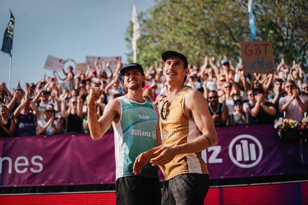 Beachvolleyball Männer Allianz German Beach Tour 2026 Tourstop Düsseldorf 10.05.2026 v.l. Paul Henning und Lukas Pfretzschner gewinnen das Turnier in Düsseldorf und jubeln Düsseldorf Robert-Lehr-Ufer Nordrhein-Westfalen Deutschland