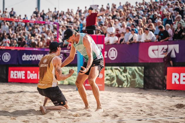 Beachvolleyball Männer Allianz German Beach Tour 2026 Tourstop Düsseldorf 10.05.2026 v.l. Lukas Pfretzschner und Paul Henning gewinnen das Turnier in Düsseldorf und jubeln Düsseldorf Robert-Lehr-Ufer Nordrhein-Westfalen Deutschland
