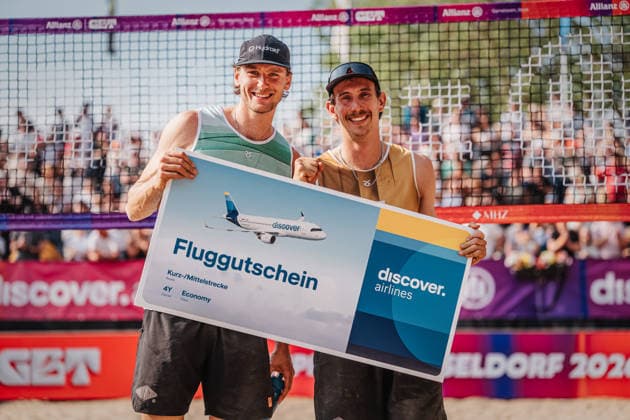 Beachvolleyball Männer Allianz German Beach Tour 2026 Tourstop Düsseldorf 10.05.2026 v.l. Paul Henning und Lukas Pfretzschner gewinnen das Turnier in Düsseldorf und jubeln Düsseldorf Robert-Lehr-Ufer Nordrhein-Westfalen Deutschland