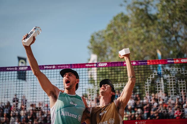 Beachvolleyball Männer Allianz German Beach Tour 2026 Tourstop Düsseldorf 10.05.2026 v.l. Paul Henning und Lukas Pfretzschner gewinnen das Turnier in Düsseldorf und jubeln Düsseldorf Robert-Lehr-Ufer Nordrhein-Westfalen Deutschland