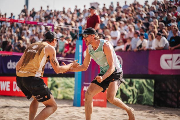 Beachvolleyball Männer Allianz German Beach Tour 2026 Tourstop Düsseldorf 10.05.2026 v.l. Lukas Pfretzschner und Paul Henning gewinnen das Turnier in Düsseldorf und jubeln Düsseldorf Robert-Lehr-Ufer Nordrhein-Westfalen Deutschland