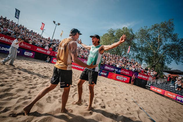 Beachvolleyball Männer Allianz German Beach Tour 2026 Tourstop Düsseldorf 10.05.2026 v.l. Lukas Pfretzschner und Paul Henning gewinnen das Turnier in Düsseldorf und jubeln Düsseldorf Robert-Lehr-Ufer Nordrhein-Westfalen Deutschland