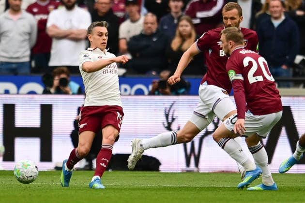 West Ham United v Arsenal, Premier League Arsenal forward Leandro Trossard (19) looks to release the ball under pressure from West Ham United forward Jarrod Bowen (20) during the Premier League match between West Ham United and Arsenal at the London Stadium, London, UK on 10 May 2026. London London Stadium UK Editorial use only DataCo restrictions apply See www.football-dataco.com , Copyright: xDennisxGoodwinx PSI-24232-0023