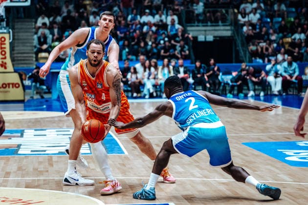 Christopher Ledlum (ratiopharm Ulm, 04), Alvin Onyia (Skyliners Frankfurt, 02) GER, Skyliners Frankfurt vs. ratiopharm Ulm, easyCredit BBL, Bundesliga, 34 Spieltag, Saison 2025 2026. 10.05.2026 Eibner-Pressefoto Attila Ziga GER, Skyliners Frankfurt vs. ratiopharm Ulm, easyCredit BBL, Bundesliga, 34 Spieltag, Saison 2025 2026. 10.05.2026 Frankfurt am Main Copyright: xEibner-Pressefotox EP_AZA