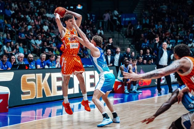 Diego Garavaglia (ratiopharm Ulm, 23), Ivan Crnjac (Skyliners Frankfurt, 14) GER, Skyliners Frankfurt vs. ratiopharm Ulm, easyCredit BBL, Bundesliga, 34 Spieltag, Saison 2025 2026. 10.05.2026 Eibner-Pressefoto Attila Ziga GER, Skyliners Frankfurt vs. ratiopharm Ulm, easyCredit BBL, Bundesliga, 34 Spieltag, Saison 2025 2026. 10.05.2026 Frankfurt am Main Copyright: xEibner-Pressefotox EP_AZA