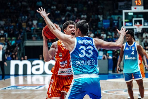 Diego Garavaglia (ratiopharm Ulm, 23), Ryan Hawkins (Skyliners Frankfurt, 33) GER, Skyliners Frankfurt vs. ratiopharm Ulm, easyCredit BBL, Bundesliga, 34 Spieltag, Saison 2025 2026. 10.05.2026 Eibner-Pressefoto Attila Ziga GER, Skyliners Frankfurt vs. ratiopharm Ulm, easyCredit BBL, Bundesliga, 34 Spieltag, Saison 2025 2026. 10.05.2026 Frankfurt am Main Copyright: xEibner-Pressefotox EP_AZA