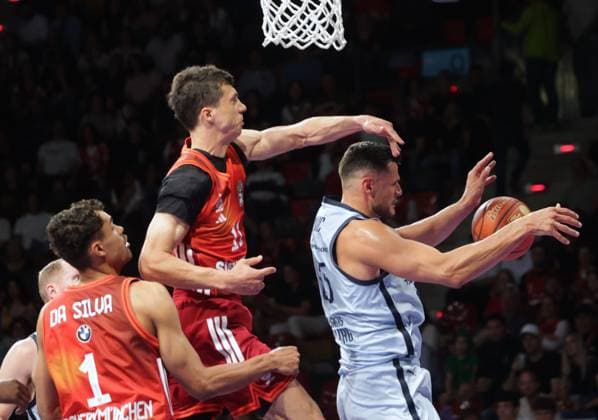 Bayerns 11 Vladimir LUCIC stoppt Oldenburgs 65 STANIC. Basketball: Bayern - Oldenburg. Bundesliga, FC Bayern Basketball - EWE Baskets Oldenburg, 34.Spieltag, Saison 2025-2026, 10.05.2026, in Muenchen, B M W P A R K, Deutschland. Quelle Copyright Credit : Oryk HAIST