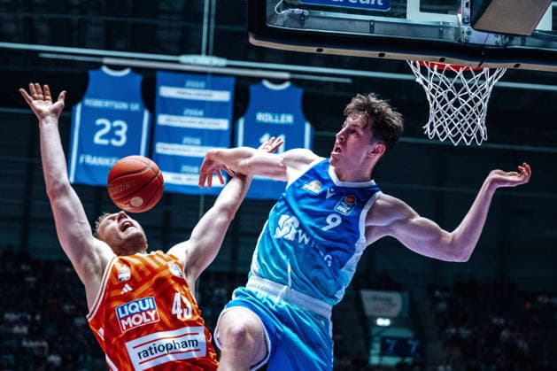 Christian Sengfelder (ratiopharm Ulm, 43), Leif Zentgraf (Skyliners Frankfurt, 09) GER, Skyliners Frankfurt vs. ratiopharm Ulm, easyCredit BBL, Bundesliga, 34 Spieltag, Saison 2025 2026. 10.05.2026 Eibner-Pressefoto Attila Ziga GER, Skyliners Frankfurt vs. ratiopharm Ulm, easyCredit BBL, Bundesliga, 34 Spieltag, Saison 2025 2026. 10.05.2026 Frankfurt am Main Copyright: xEibner-Pressefotox EP_AZA