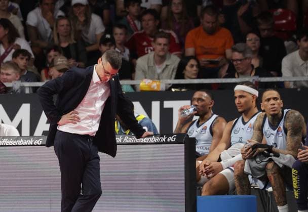 Enttaeuscht . . . Oldenburgs Coach Lazar SPASIC. Basketball: Bayern - Oldenburg. Bundesliga, FC Bayern Basketball - EWE Baskets Oldenburg, 34.Spieltag, Saison 2025-2026, 10.05.2026, in Muenchen, B M W P A R K, Deutschland. Quelle Copyright Credit : Oryk HAIST