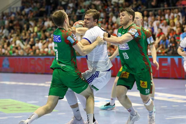 10.05.2026, xgox, Handball - Daikin HBL SC Magdeburg - Handball Verein Hamburg emspor, v.l. Felix Claar (Magdeburg, 7), Andreas Magaard (Hamburg, 4), Elvar Oern Jonsson (Magdeburg, 19) Zweikampf, Duell, Kampf, tackle Magdeburg