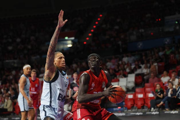 Wenyen Gabriel (FC Bayern Basketball, 32) mit Ball mit Michale Kyser (EWE Baskets Oldenburg, 12), GER, FC Bayern Basketball vs. EWE Baskets Oldenburg, Basketball, easycredit Basketball Bundesliga, 34. Spieltag, Saison 2025 2026, 10.05.2026, GER, FC Bayern Basketball vs. EWE Baskets Oldenburg, Basketball, easycredit Basketball Bundesliga, 34. Spieltag, Saison 2025 2026, 10.05.2026 Muenchen Copyright: xEibner-Pressefoto JennixMaulx EP_JML