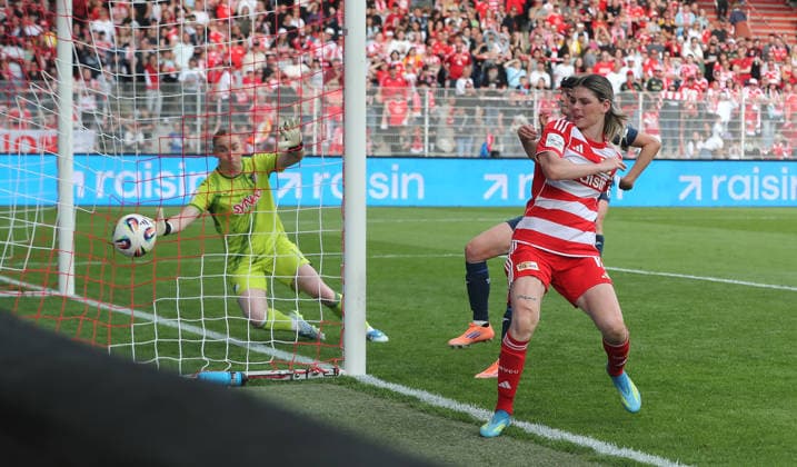 Torwart Laura Dick, Eileen Campbell verfehlt knapp das Tor Zweikampf Spielszene Aktion Fußball Fussball 1. Bundesliga Damen Frauen 25. Spieltag Saison 2025 2026 10.05.2026 1.FC Union Berlin vs. TSG Hoffenheim DFL regulations prohibit any use of photographs as image sequences and or quasi-video
