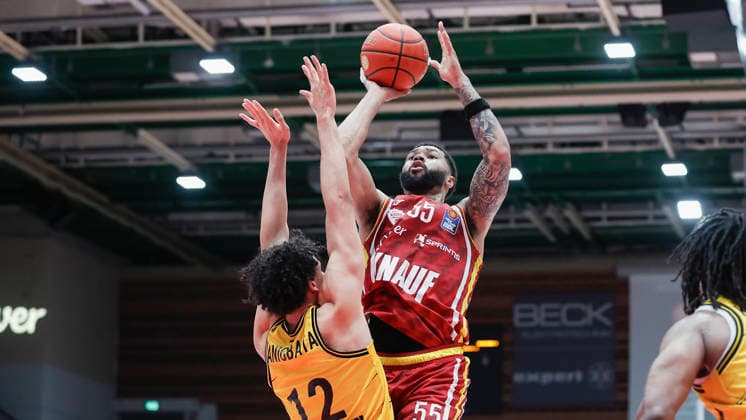 Im Bild: v.li. Lenny Anigbata (MHP RIESEN Ludwigsburg, 12) gegen David Muenkat (Wuerzburg Baskets, 55) am Ball 10.05.2026, Basketball, Fitness First Wuerzburg Baskets vs. MHP Riesen Ludwigsburg, easyCredit BBL, 34. Spieltag, Deutschland, 97072, tectake-Arena Wuerzburg, Copyright: HMBxMedia xJulienxBecker