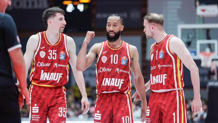 Im Bild: v.li. Alen Pjanic (Wuerzburg Baskets, 35), Davion Mintz (Wuerzburg Baskets, 10) und Lukas Herzog (Wuerzburg Baskets, 1) besprechen sich. 10.05.2026, Basketball, Fitness First Wuerzburg Baskets vs. MHP Riesen Ludwigsburg, easyCredit BBL, 34. Spieltag, Deutschland, 97072, tectake-Arena Wuerzburg, Copyright: HMBxMedia xJulienxBecker