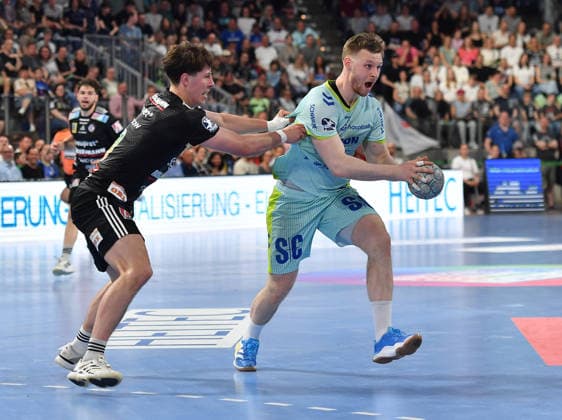10.05.2026 - Handball - 1. Bundesliga DAIKIN HBL - Saison 2025 2026 - 31. Spieltag: HC Erlangen Metropolregion Nürnberg HCE - VfL Gummersbach - OGo - xogox - Florian Scheerer (10, HC Erlangen HCE )Kristjan Horzen (27, VfL Gummersbach )